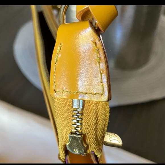 Louis Vuitton Epi Leather Pouchette - Picture 4 of 17